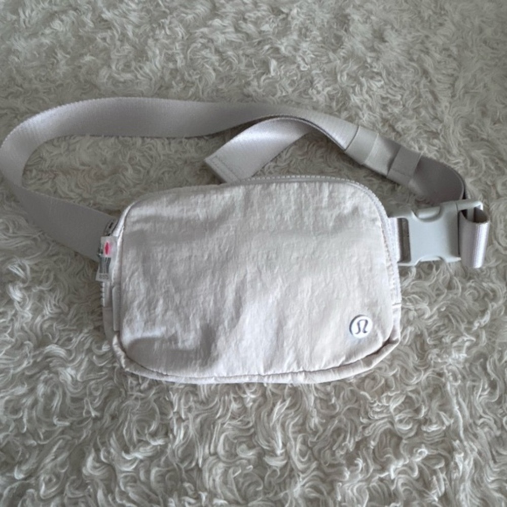 Lululemon White belt‎ Bag